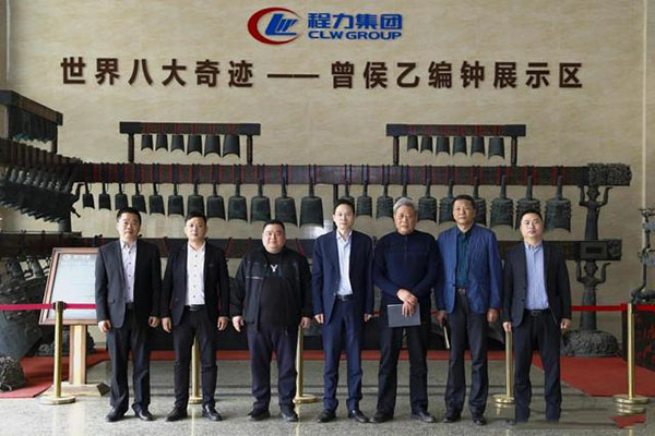 在程力汽車集團總部迎賓大廳，雙方代表觀摩世界八大奇跡編鐘后合影紀念